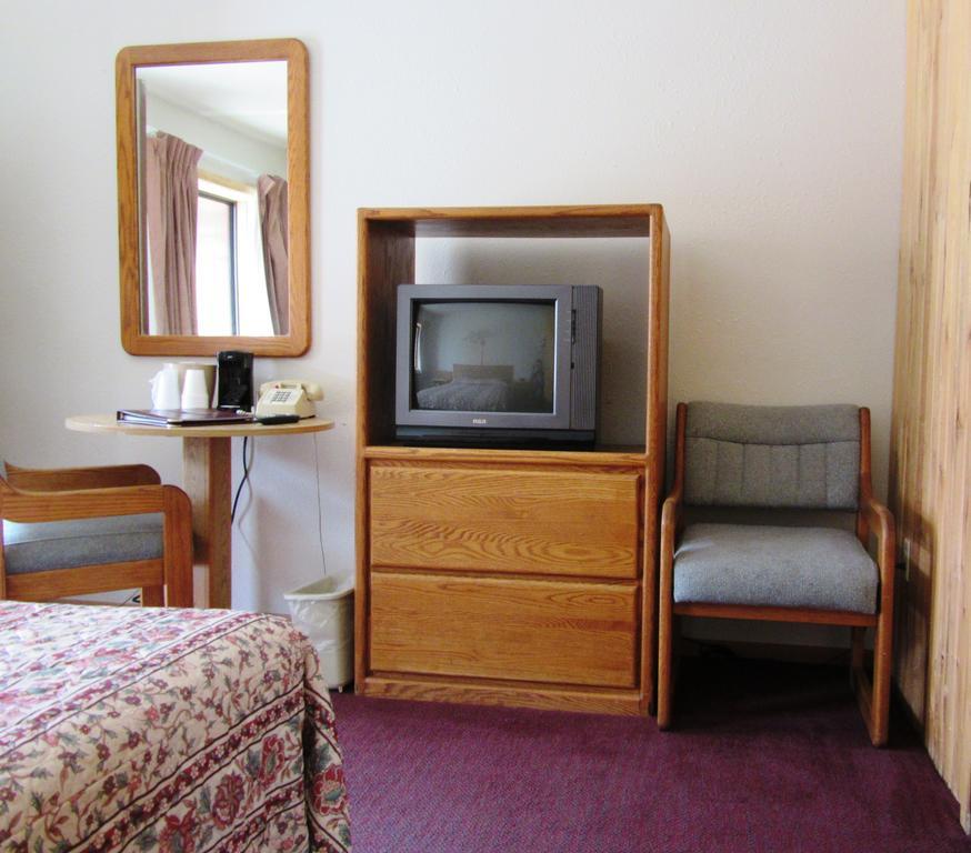 Travelers Lodge West Yellowstone Room photo